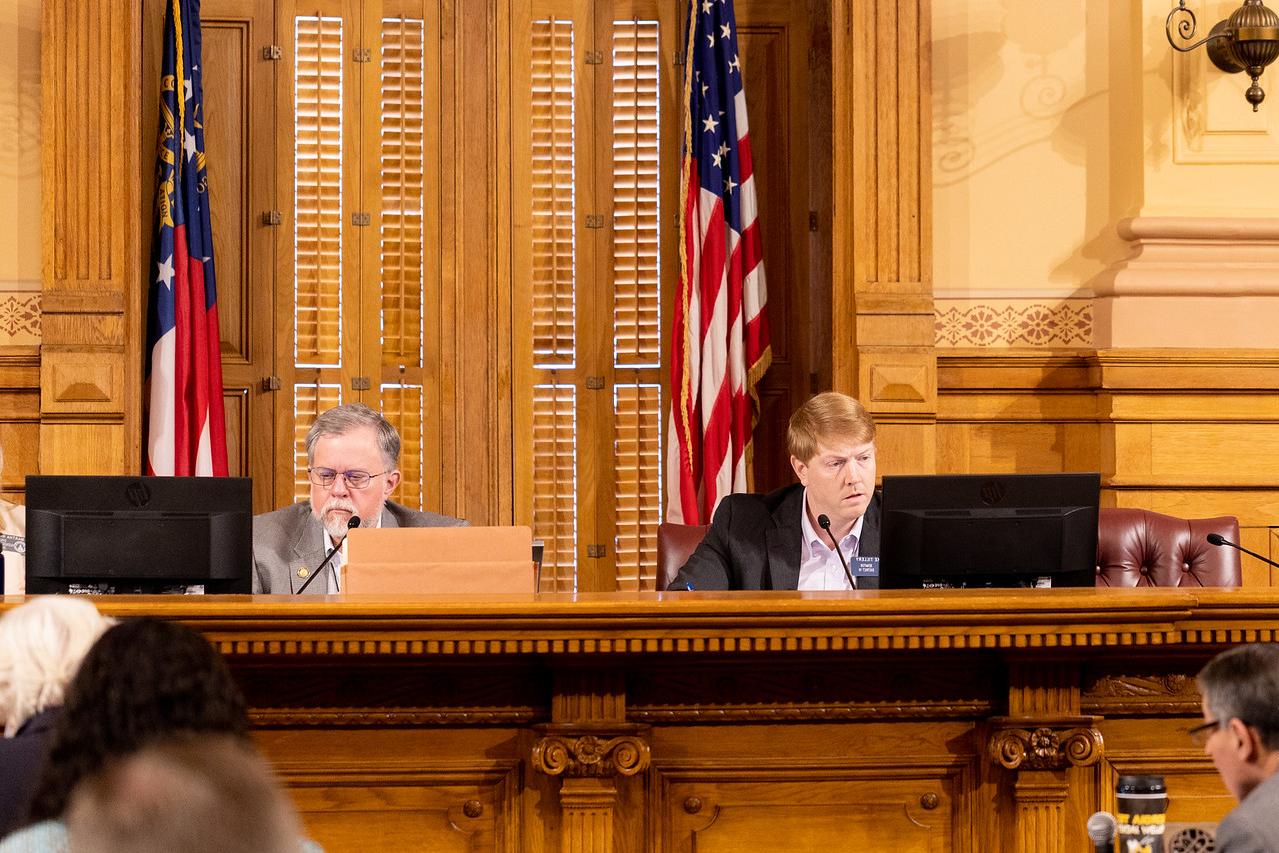 联合拨款委员会主席. 布莱克·蒂勒里(左)和众议员. Terry Engl和 (right) hear testimony during this week's budget hearings. (图片来源:Georgia House Photo)