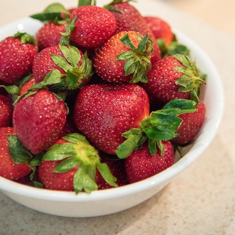 认证农场市场的草莓 